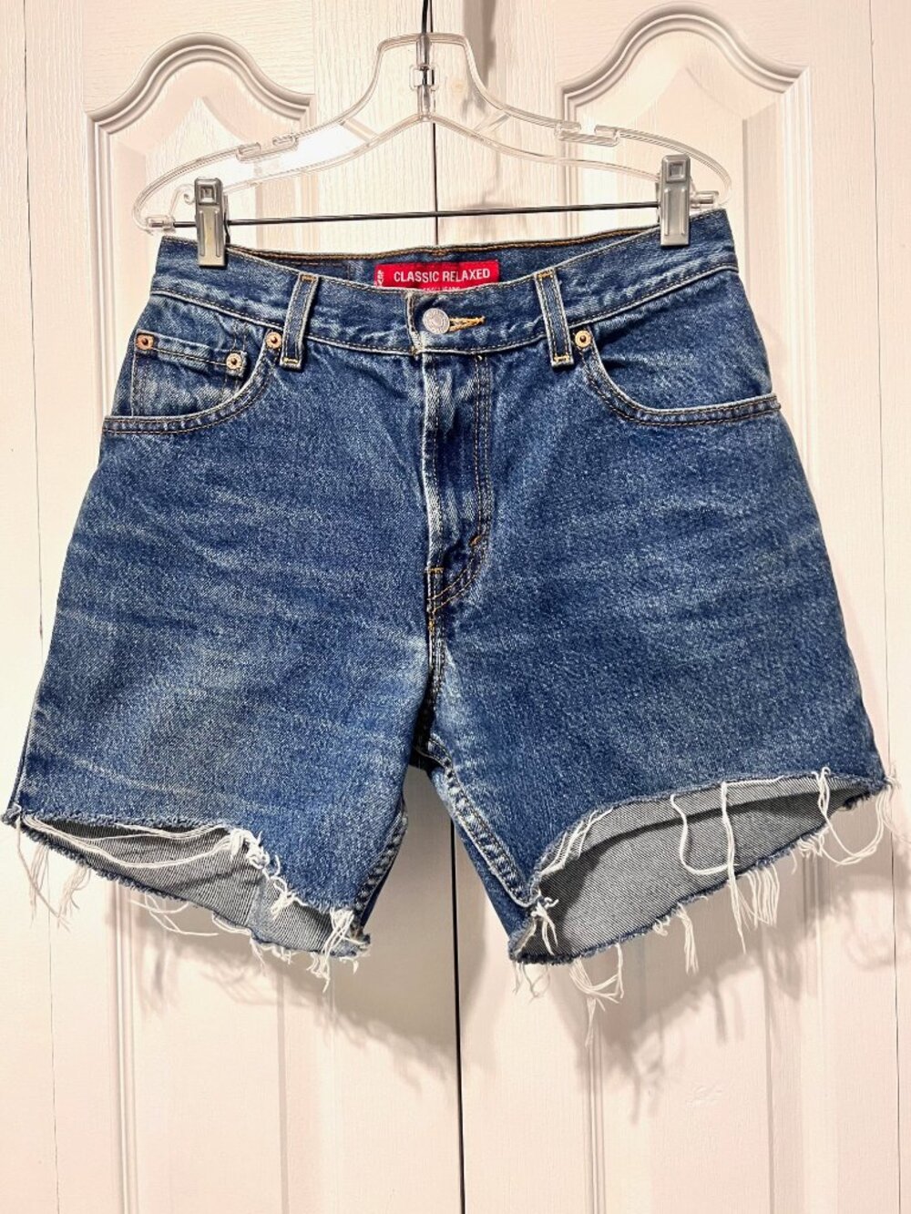 Levi Strauss-550 Relaxed Fit-High Waist-6 Mis-Cut Off Distressed Jean/Dm Shorts